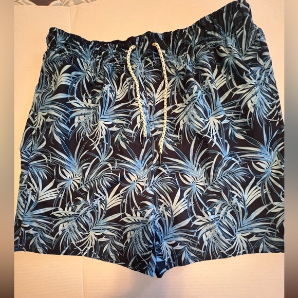 LAGUNA SWIM MEN’S SWIM TRUNKS. SIZE LARGE.  TROPICAL FLORAL SHADES OF BLUES - Picture 1 of 10